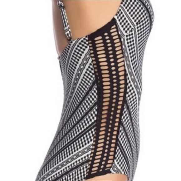 Robin Picone Avery black/ white with crochet details one piece swimsuit size 6 - Picture 6 of 12